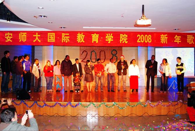 留学生们用母语说“新年快乐”
